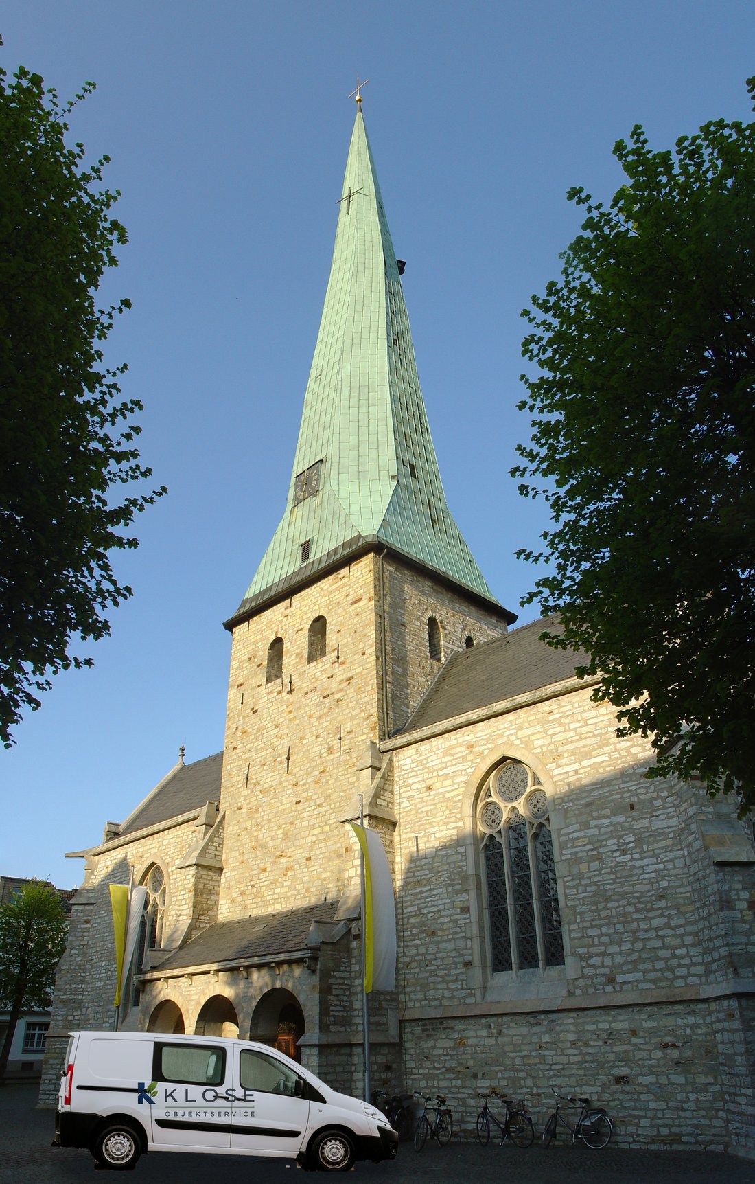 Der schiefe Kirchturm von St. Johannes Baptist, das Wahrzeichen von Delbrück